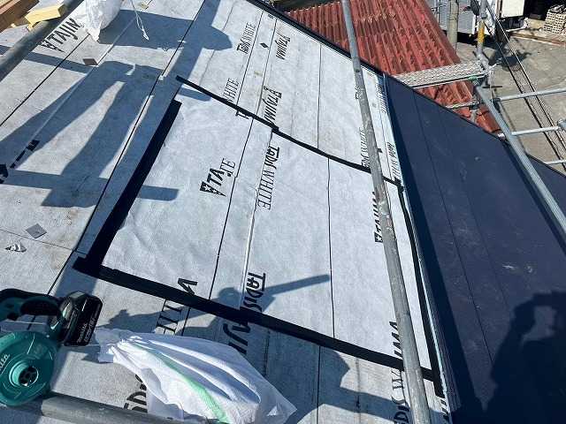 防水紙の敷設作業